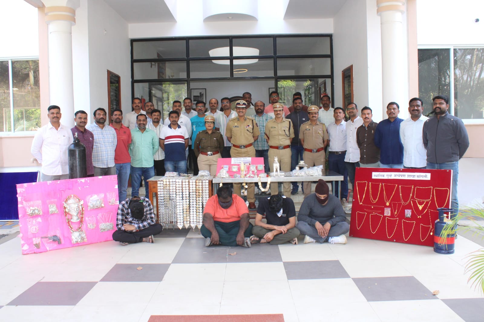 झरे ता. आटपाडी येथील जिल्हा बँकेतील चोरीचा गुन्हा उघड,