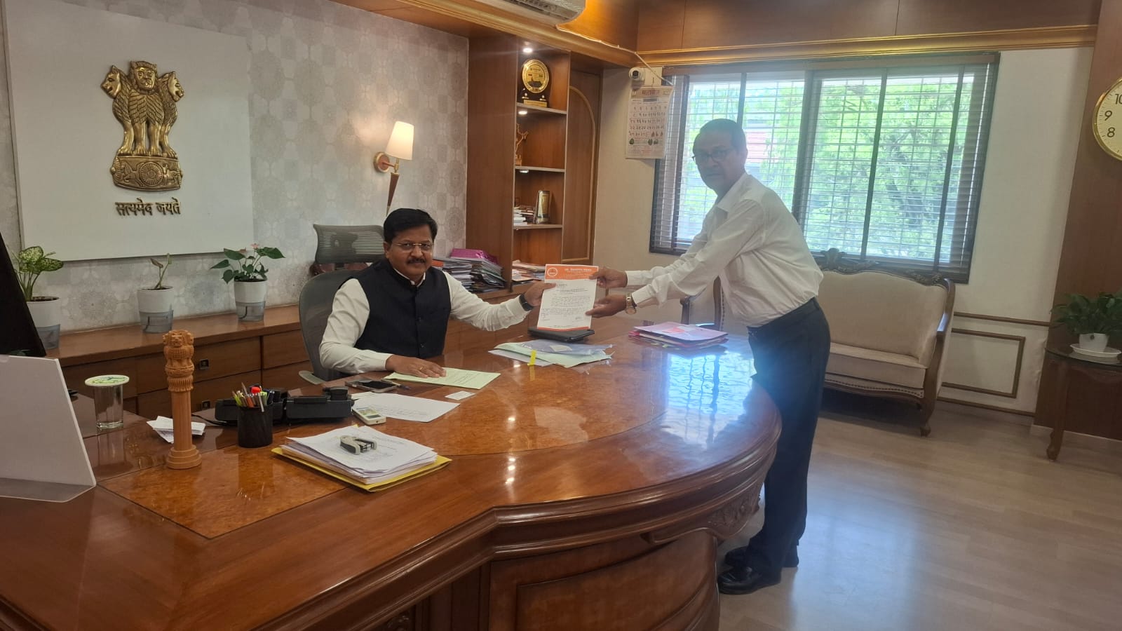 म्हसवड येथील पिण्याच्या पाणी टंचाई बाबत जिल्हाधिकाऱ्यांना साकडे