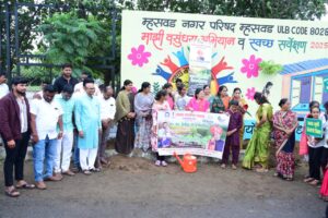 म्हसवड येथे मुख्यमंत्री देवेंद्र फडणवीस यांच्या वाढदिवसानिमित्त वृक्षारोपण